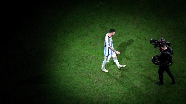 18 December: Lionel Messi of Argentina walks to the stage in the trophy presentation after the Fifa World Cup final victory against France at Lusail Stadium (photo by Matthias Hangst)