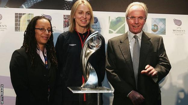 L'entraîneur anglais Hope Powell (à gauche), la capitaine Faye White (au centre) et l'entraîneur masculin anglais Sven Goran Eriksson lors du tirage au sort de la phase de groupes de l'Euro 2005 au City of Manchester Stadium