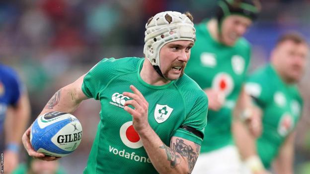 Mack Hansen runs with the ball during Ireland's win over Italy