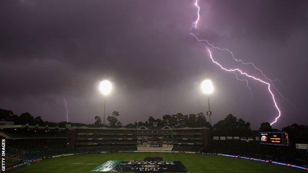 La foudre éclate au sol alors que le jeu est abandonné pour la journée en raison de la pluie et d'une mauvaise lumière pendant le troisième jour du premier test entre l'Afrique du Sud et l'Australie joué aux Wanderers le 28 février 2009 à Johannesburg, Afrique du Sud.