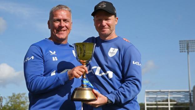 Директор з крикету Суррея Алек Стюарт і головний тренер Гарет Бетті тримають кубок Чемпіонату округу 2023