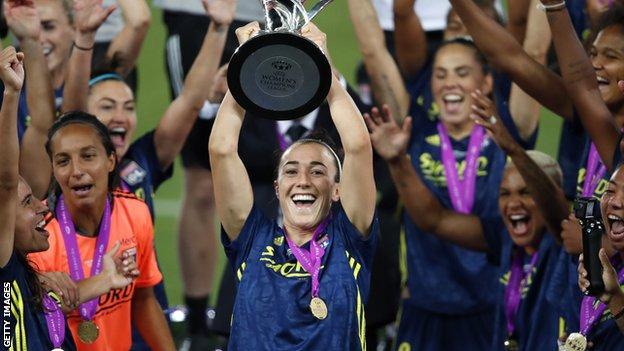 Lucy Bronze soulève son troisième trophée de Ligue des Champions avec Lyon