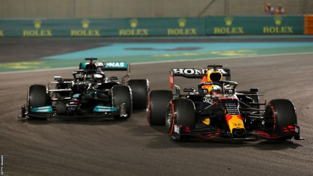 Lewis Hamilton en Max Verstappen strijden tijdens de Grand Prix van Abu Dhabi in 2021