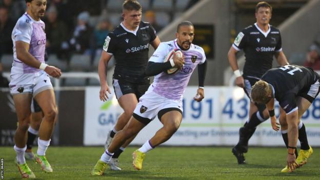 Courtnall Skosan with the ball for Northampton