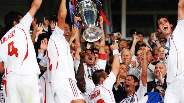 Paolo Maldini lifts the 2007 Champions League trophy