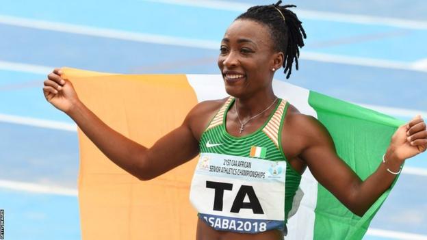 La sprinteuse ivoirienne Marie-Josee Ta Lou célèbre sa victoire sur 200 m aux Championnats d'Afrique d'athlétisme 2018 à Asaba, au Nigéria