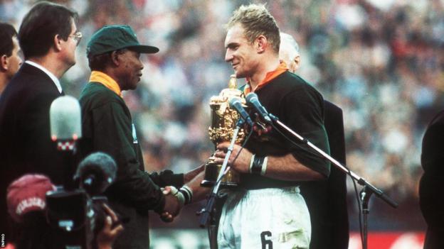 Nelson Mandela presents Francois Pienaar with the World Cup in 1995