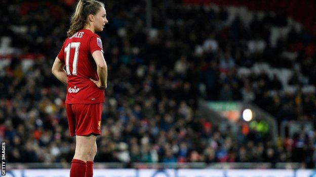 Niamh Charles jugando contra el Everton en Anfield