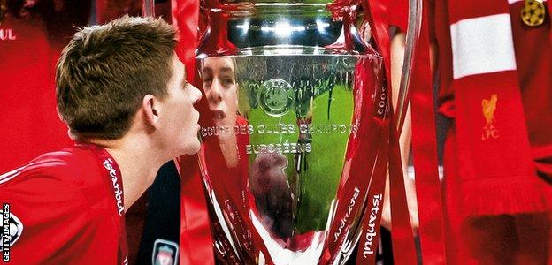 Steven Gerrard kisses the Champions League trophy