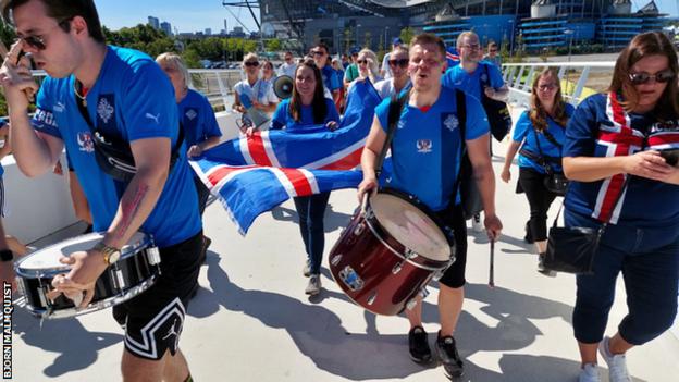 Ratusan penggemar Islandia berbaris dari pusat kota Manchester ke Stadion Akademi