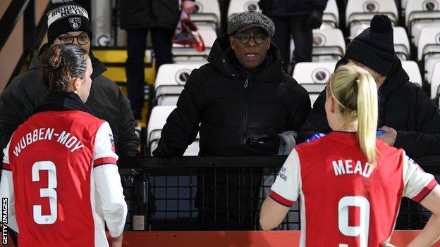 Ian Wright mengobrol dengan pemain Arsenal di Meadow Park