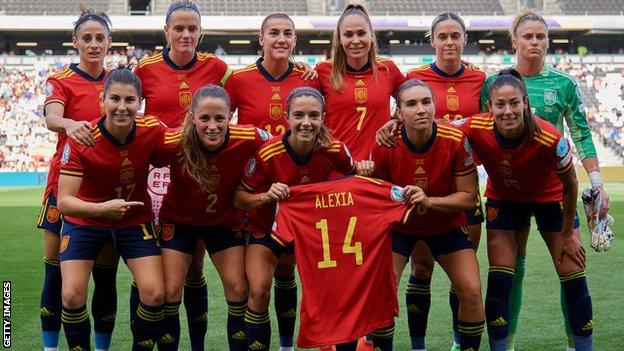 Spain's players hold up a jersey with Alexia Putellas' name on it
