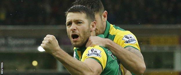 Norwich City's Wes Hoolahan celebrates scoring against Everton