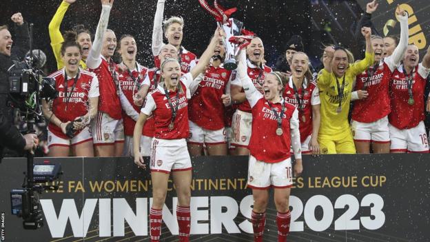 Kim Little y Leah Williamson del Arsenal levantan el trofeo de la Copa de la Liga Continental