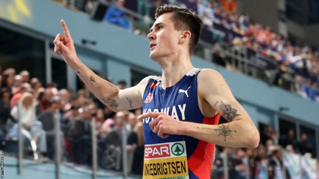 Jakob Ingebrigtsen celebrates