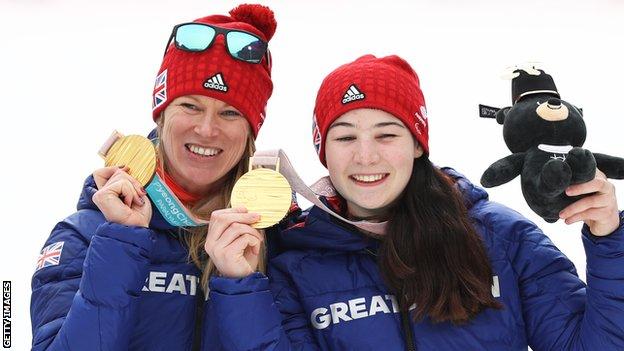 Menna Fitzpatrick (à droite) et la guide Jen Kehoe célèbrent l'or paralympique