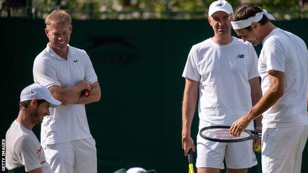 Andy Murray et Roger Federer partagent une blague à l'entraînement
