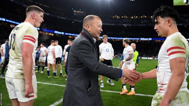 Eddie Jones shakes hands with Marcus Smith while England head coach