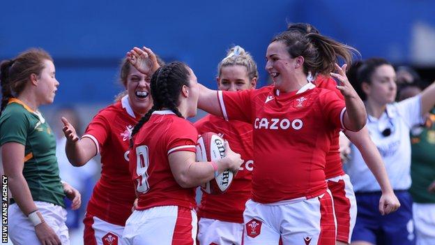 Wales celebrate Ffion Lewis' try