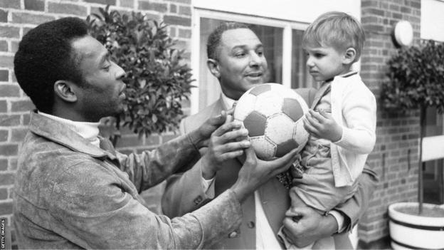 Ο Πελέ συναντά τον δίχρονο Pele Jairzinho Johnson στο Λονδίνο