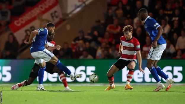 Arnaut Danjuma scores late for Everton