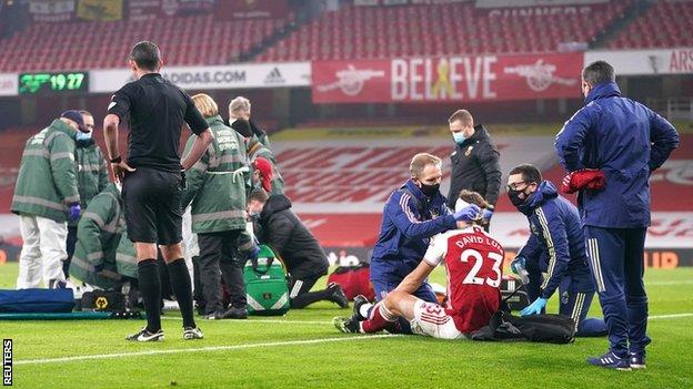 Medics tend to Raul Jimenez and David Luiz