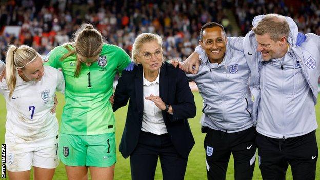 Sarina Wiegman in a team talk