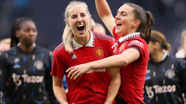 Manchester United celebrate after beating Tottenham 2-1