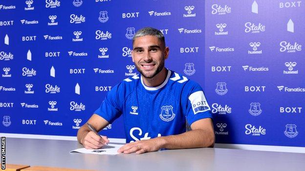 Neal Maupay signs his Everton contract