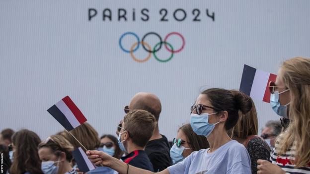 Spectators attend the Olympic Games handover ceremony in Paris.