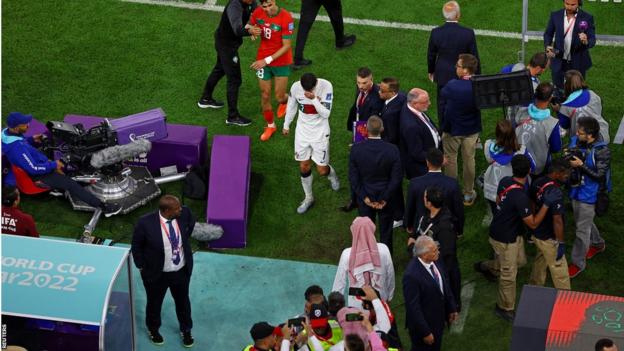 Cristiano Ronaldo gick rakt mot tunneln i tårar efter Portugals förlust i kvartsfinalen i VM mot Marocko