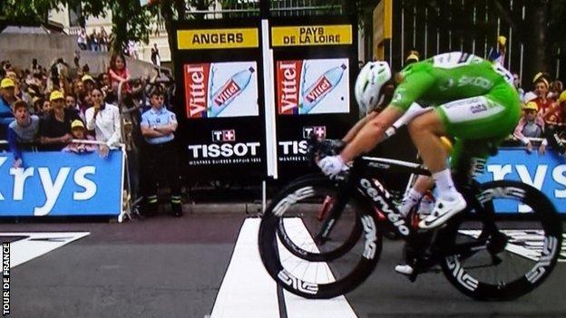 Mark Cavendish wins stage three