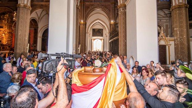 Reyes funeral takes place in Utrera - فيديو Dailymotion