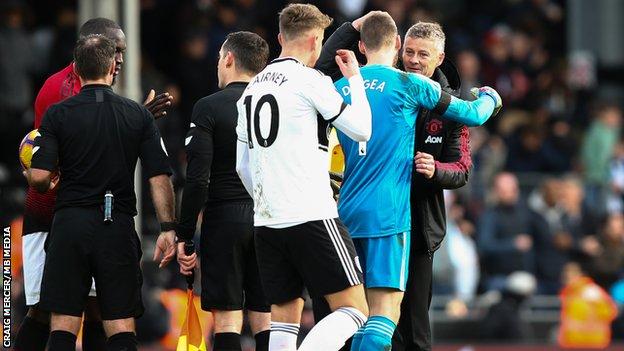 Solskjaer congratulates goalkeeper David de Gea after victory at Fulham