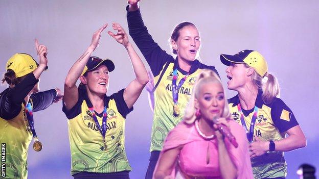 赢得2021年女子T20世界杯后，澳大利亚与K一起上台庆祝墨尔本板球场的 aty Perry