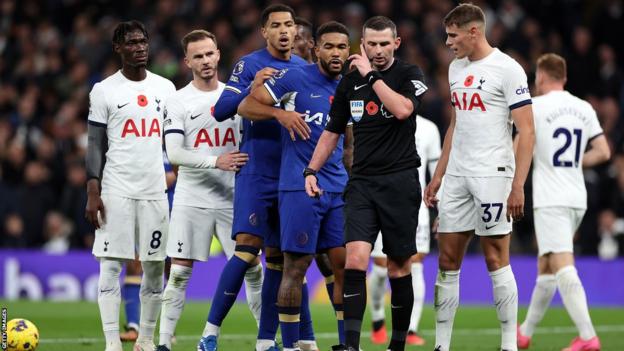 Players surround the referee during Spurs v Chelsea