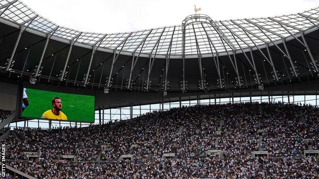 Una foto de Harry Kane se mostró en la pantalla antes del juego