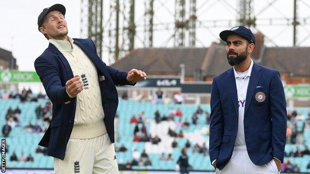 Joe Root (left) and Virat Kohli (right) during the toss at The Oval