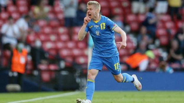 Oleksandr Zinchenko celebrando un gol