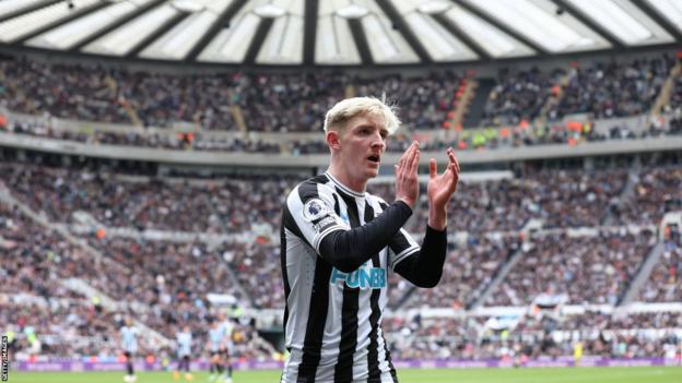 Anthony Gordon applauding the Newcastle fans during a game