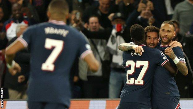 Lionel Messi, PSG için ilk golü olan Manchester City'ye karşı golünü kutluyor