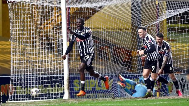 Alassana Jatta của Notts County ăn mừng bàn thắng của đội mình trước Bradford