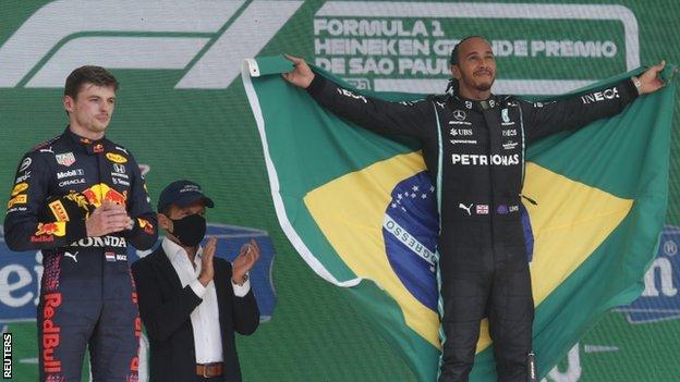 Max Verstappen en Lewis Hamilton op het podium nadat Hamilton de Grand Prix van Sao Paulo won
