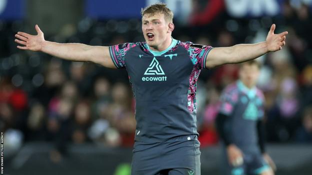 Ospreys flanker Jac Morgan in action against Benetton