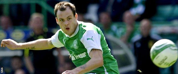 Anthony Stokes playing for Hibernian in 2010