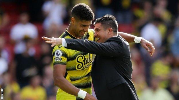 Le manager de Watford Xisco Munoz et le joueur Adam Masina célèbrent leur victoire sur Aston Villa