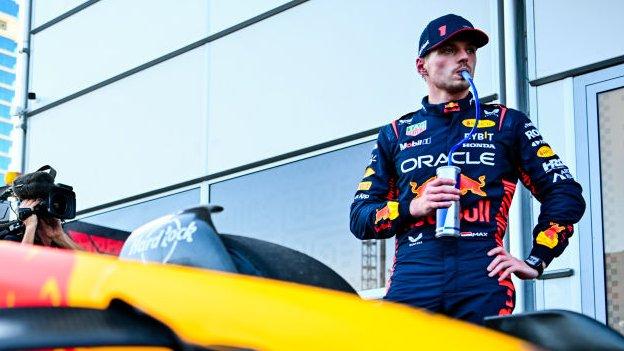 Max Verstappen kijkt naar de Grand Prix van Azerbeidzjan