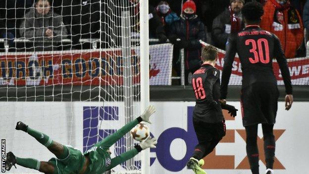 Nacho Monreal scores for Arsenal