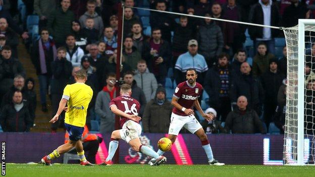 Leeds United 3-2 Millwall: Pablo Hernandez double sends Whites second - BBC  Sport