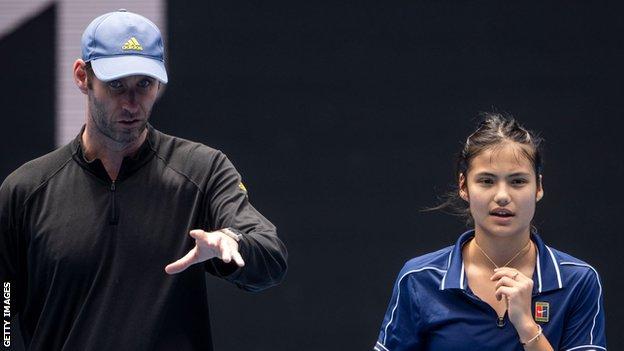 Torben Beltz und Emma Raducanu unterhalten sich im Training der Australian Open